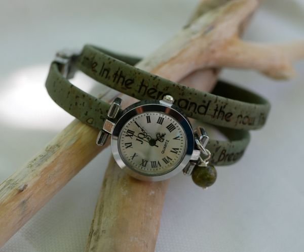 bracelete de relógio de cortiça e pérolas