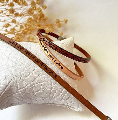conjunto de pulseiras de couro gravadas