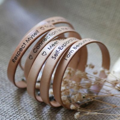 pulseiras com mensagens motivadoras de bem-estar
