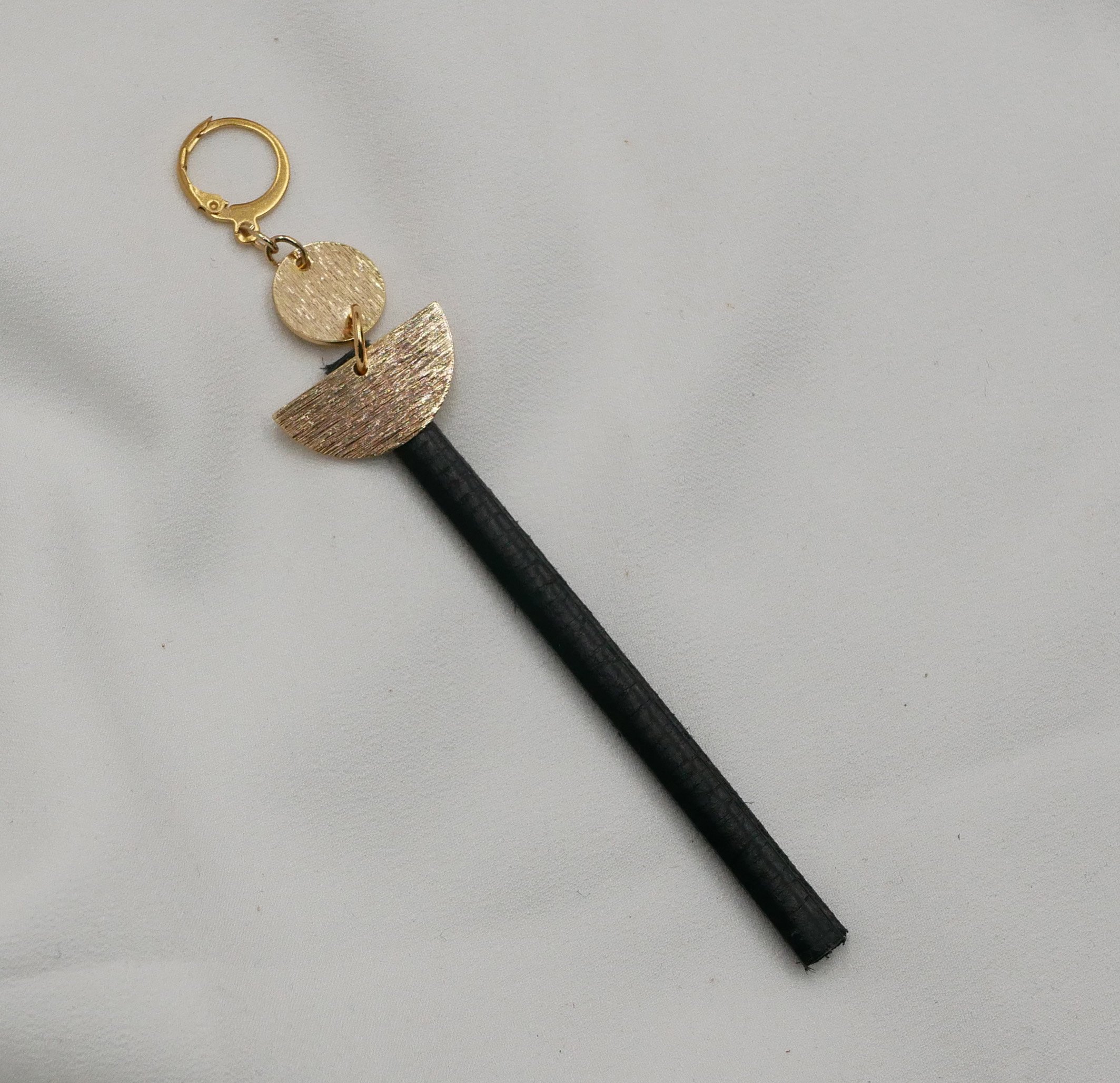 Brinco longo pendurado banhado a ouro Solo Pele vermelha ou cor &agrave; sua escolha