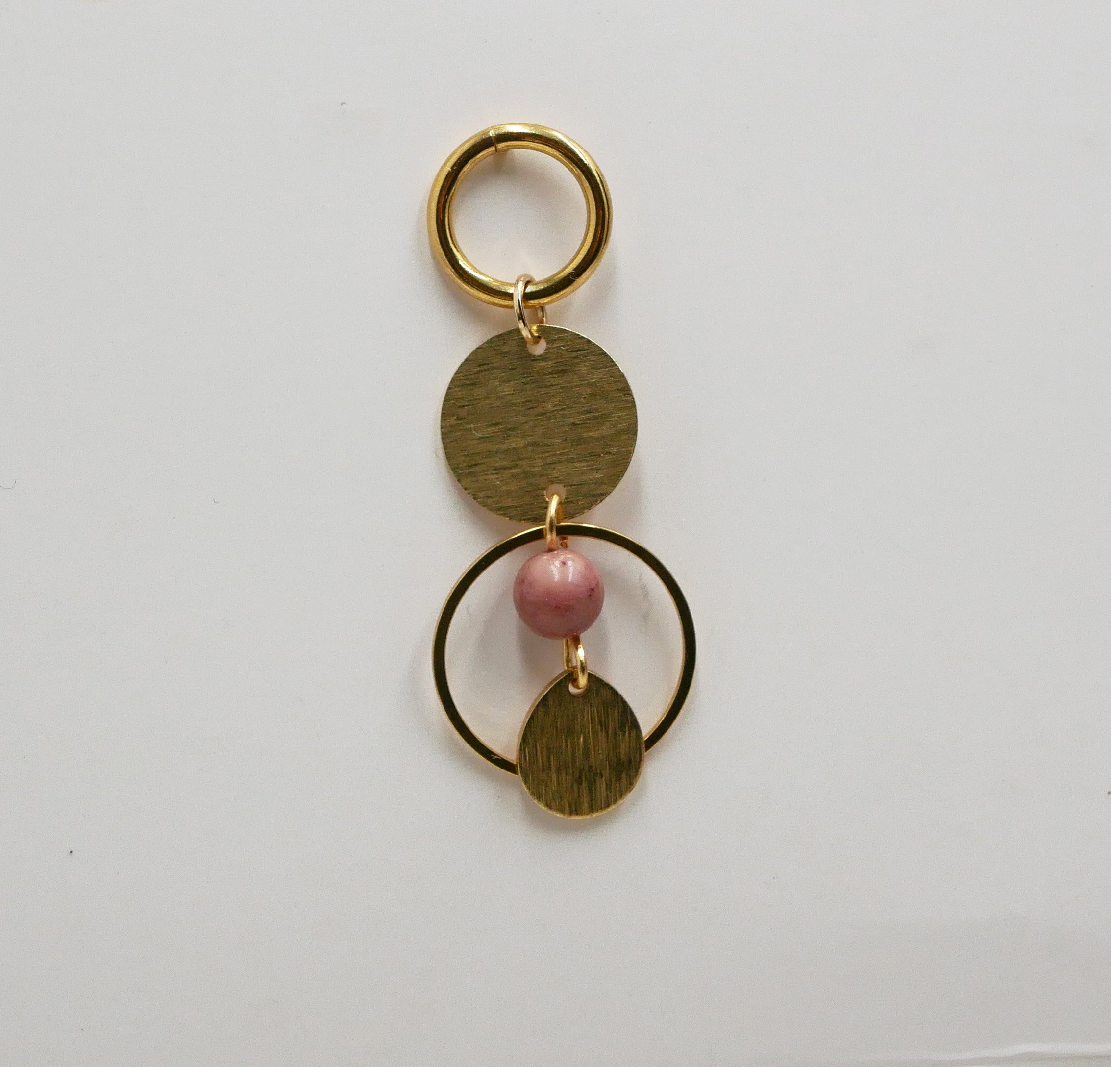 Brinco individual com argolas e círculos em ouro e pérola rodonite rosa