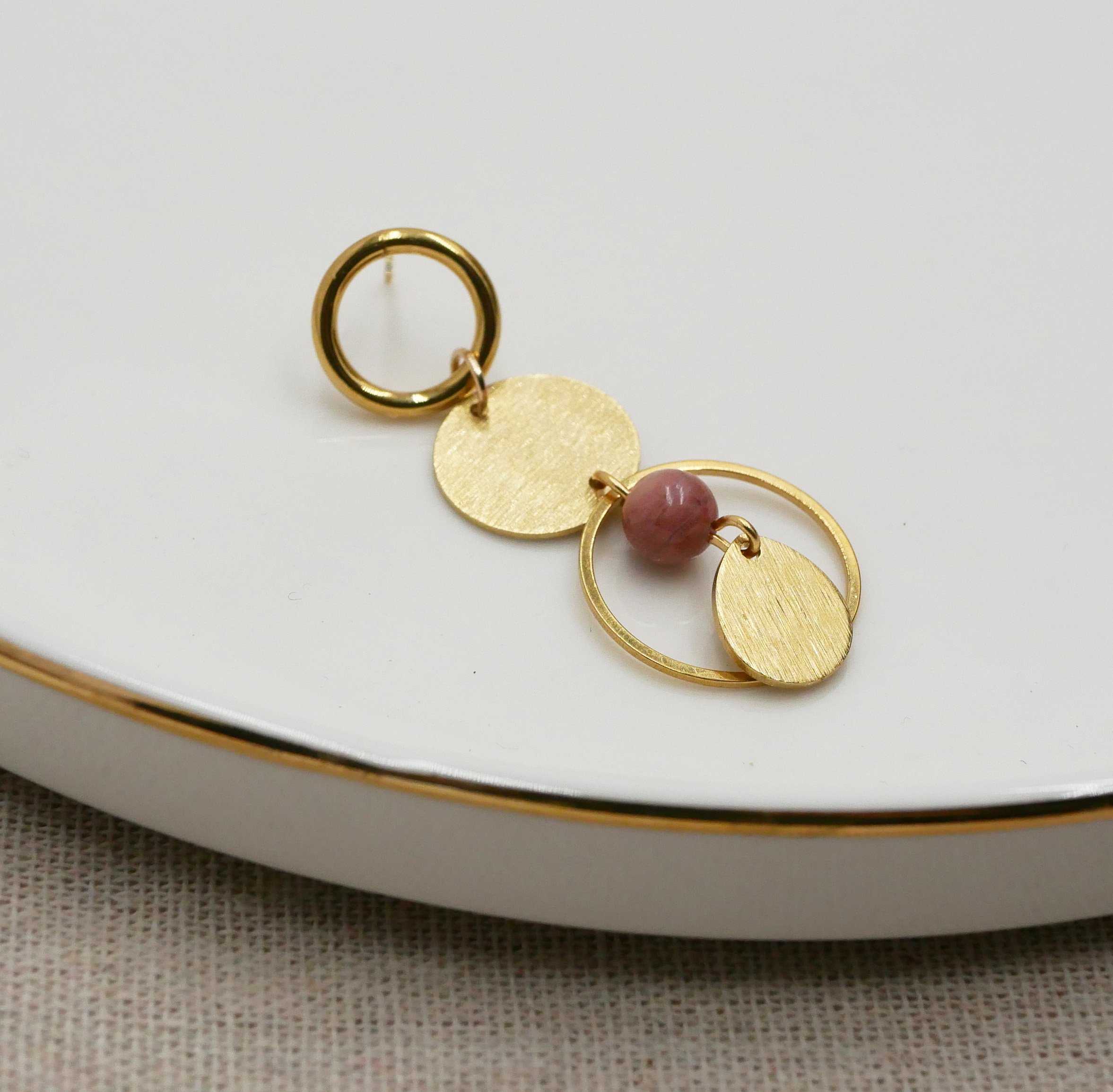 Brinco individual com argolas e círculos em ouro e pérola rodonite rosa