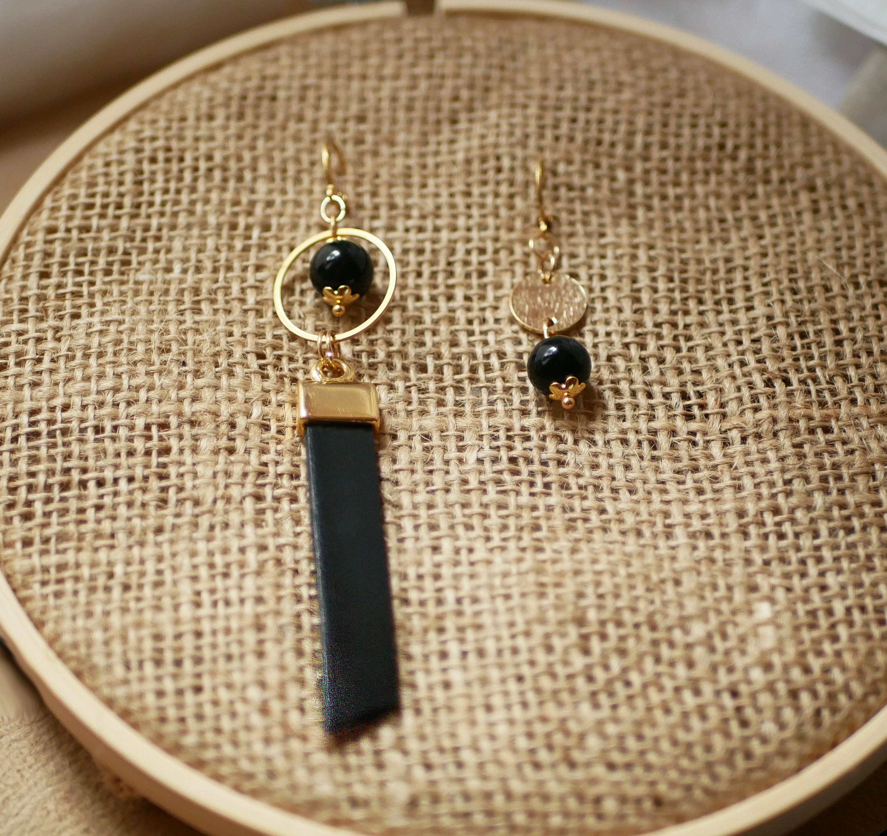 Brinco longo pendente Solo em pele dourada Preto ou cor à escolha