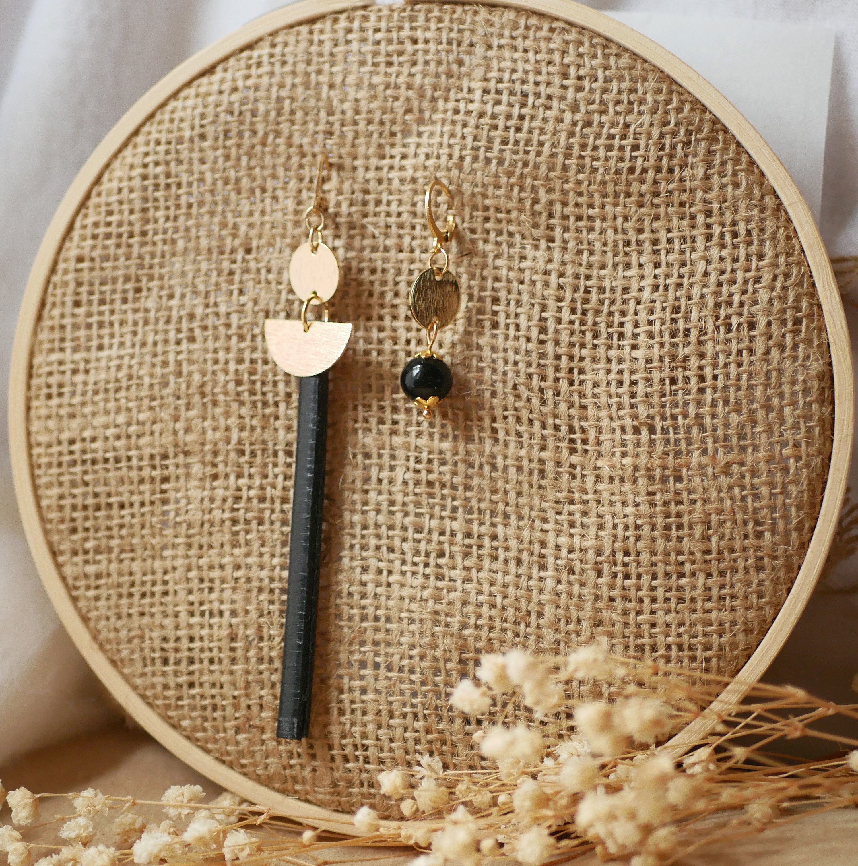 Brinco longo pendente Solo em pele dourada Preto ou cor &agrave; escolha