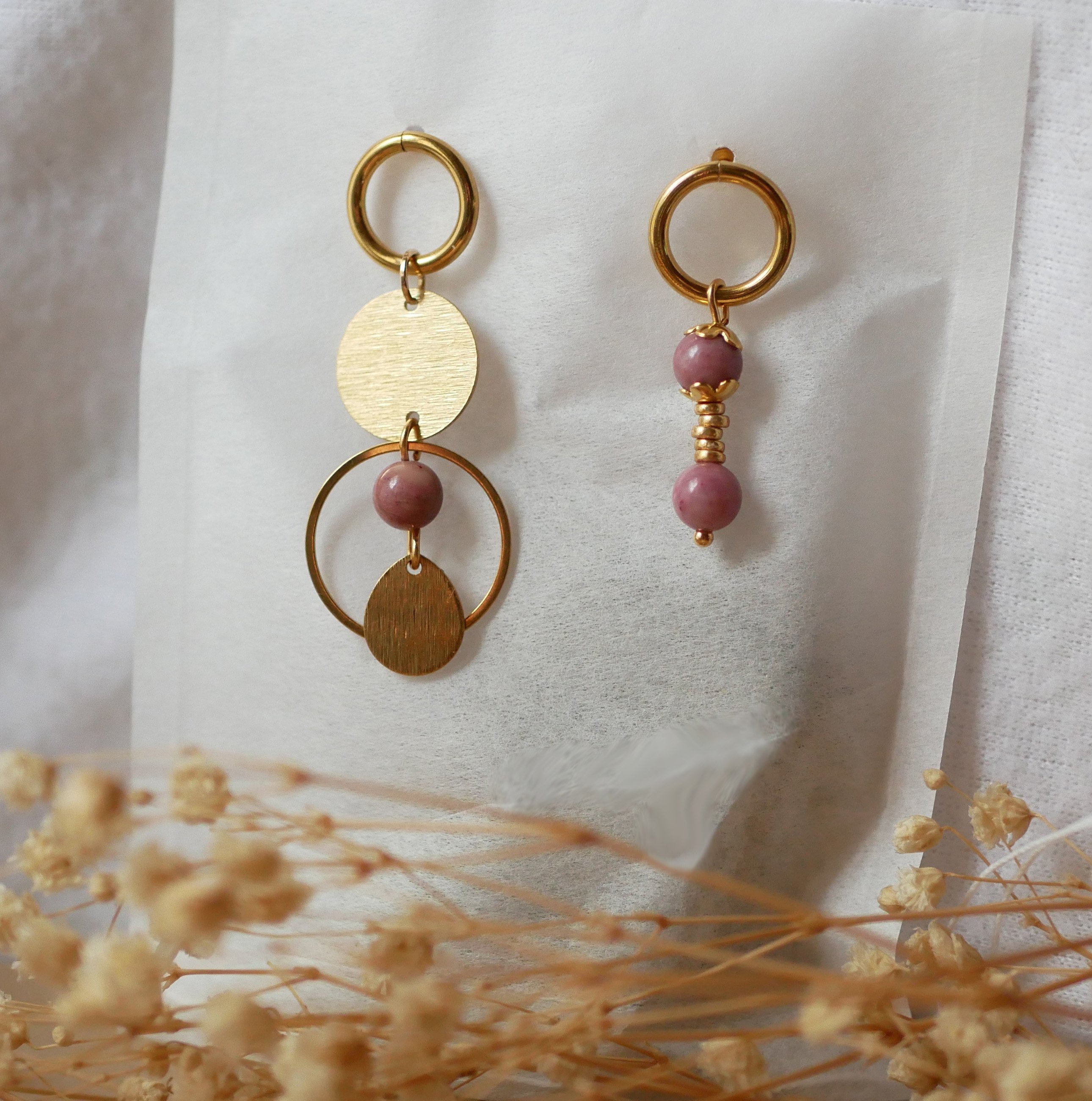 Brinco individual com pérolas de rodonite cor-de-rosa e argola grande em ouro