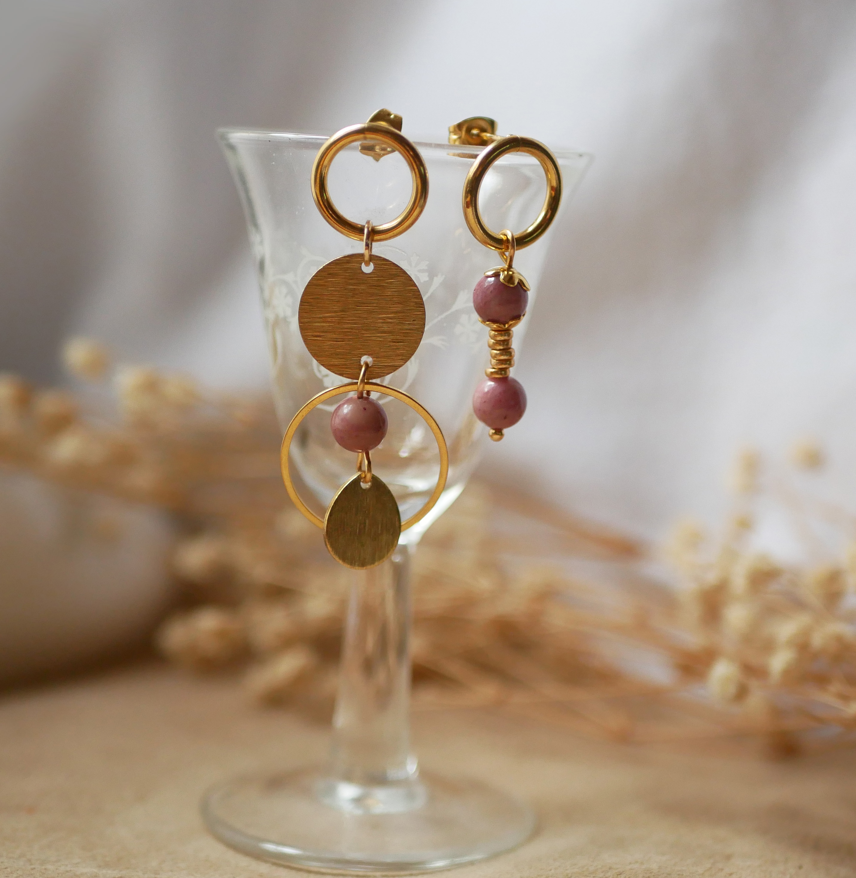 Brinco individual com pérolas de rodonite cor-de-rosa e argola grande em ouro