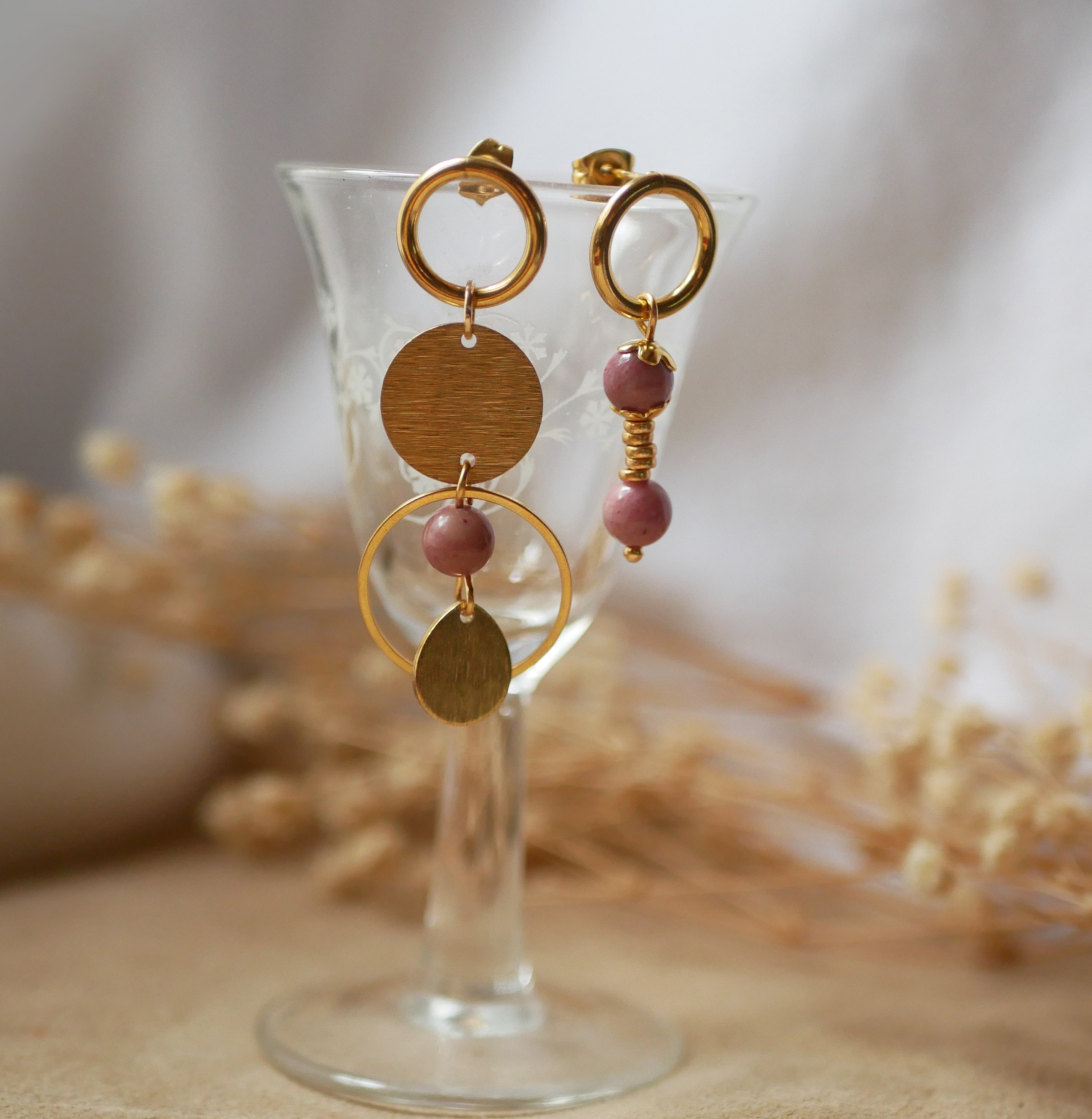 Brinco individual com pérolas de rodonite cor-de-rosa e argola grande em ouro