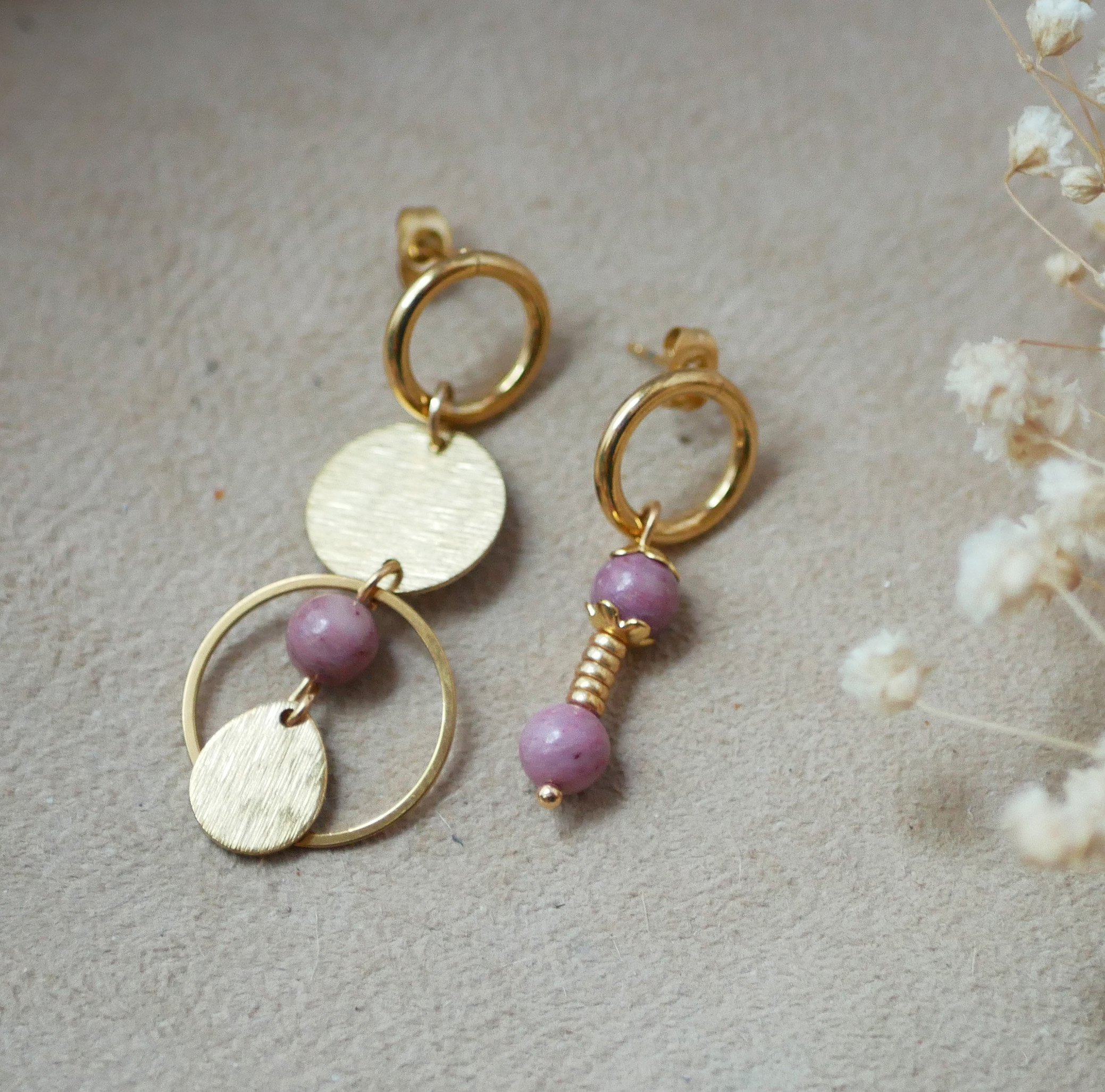 Brinco individual com pérolas de rodonite cor-de-rosa e argola grande em ouro