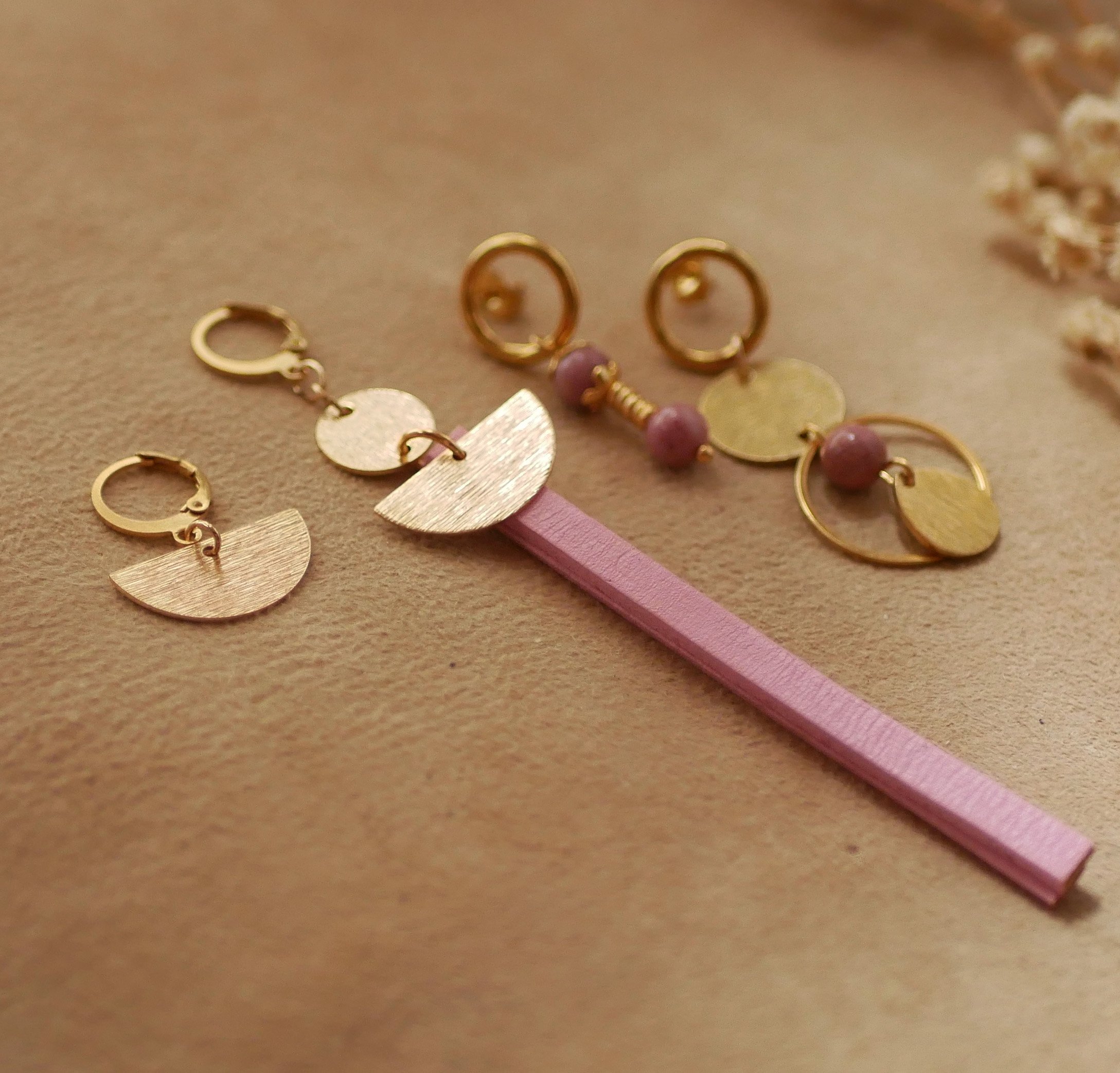 Brinco individual com pérolas de rodonite cor-de-rosa e argola grande em ouro