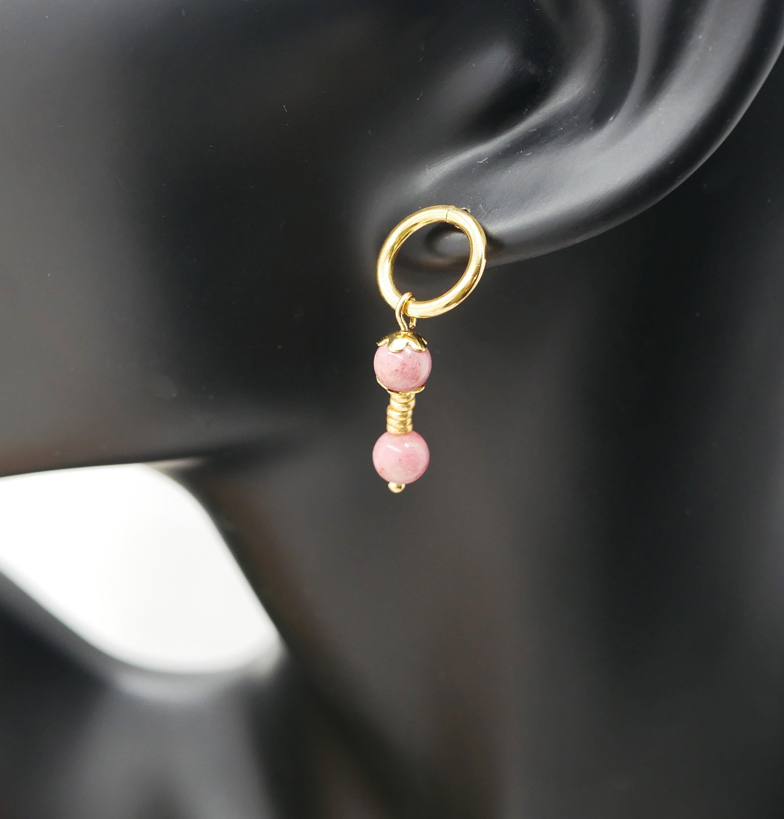 Brinco individual com pérolas de rodonite cor-de-rosa e argola grande em ouro