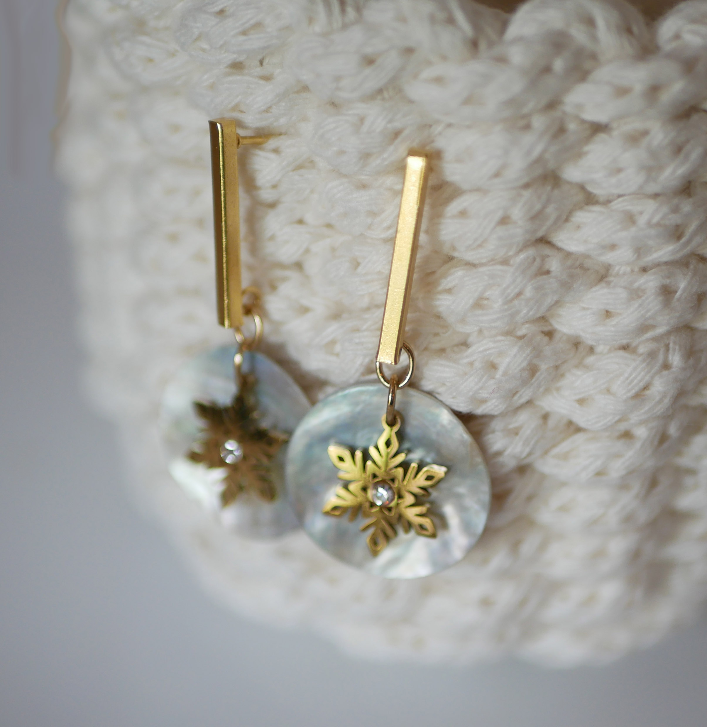 Brincos da coleção "Les nacrées", flocos de ouro
