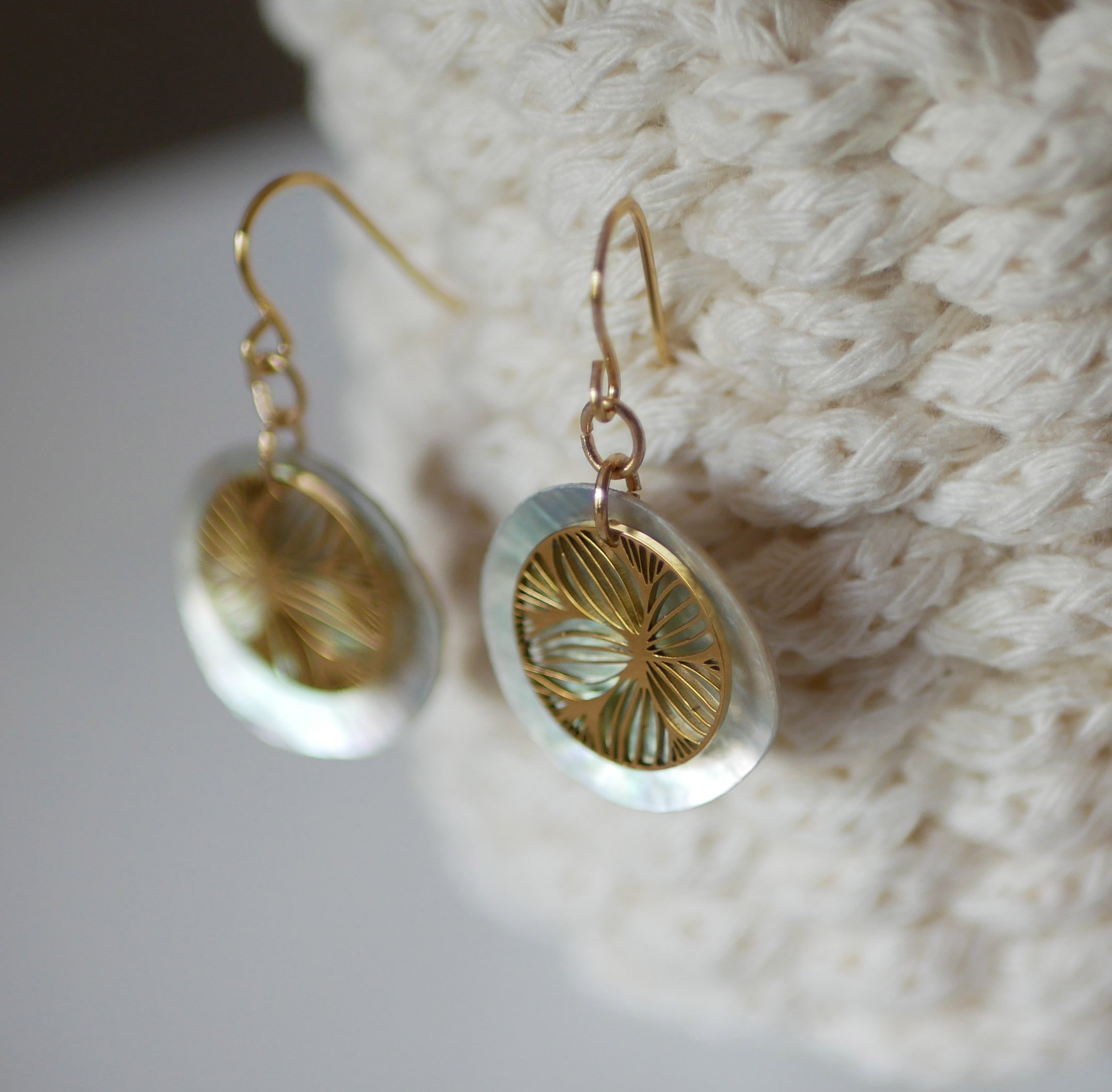 Brincos da cole&ccedil;&atilde;o "Les nacr&eacute;es", disco floral