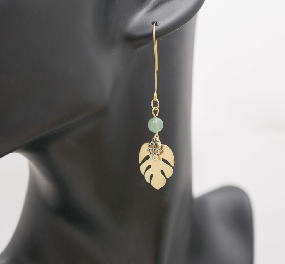 Brincos, latão em bruto, folhas de monstera e trevo