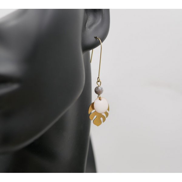 Brincos, folhas de monstera de lat&atilde;o em bruto e lantejoulas brancas