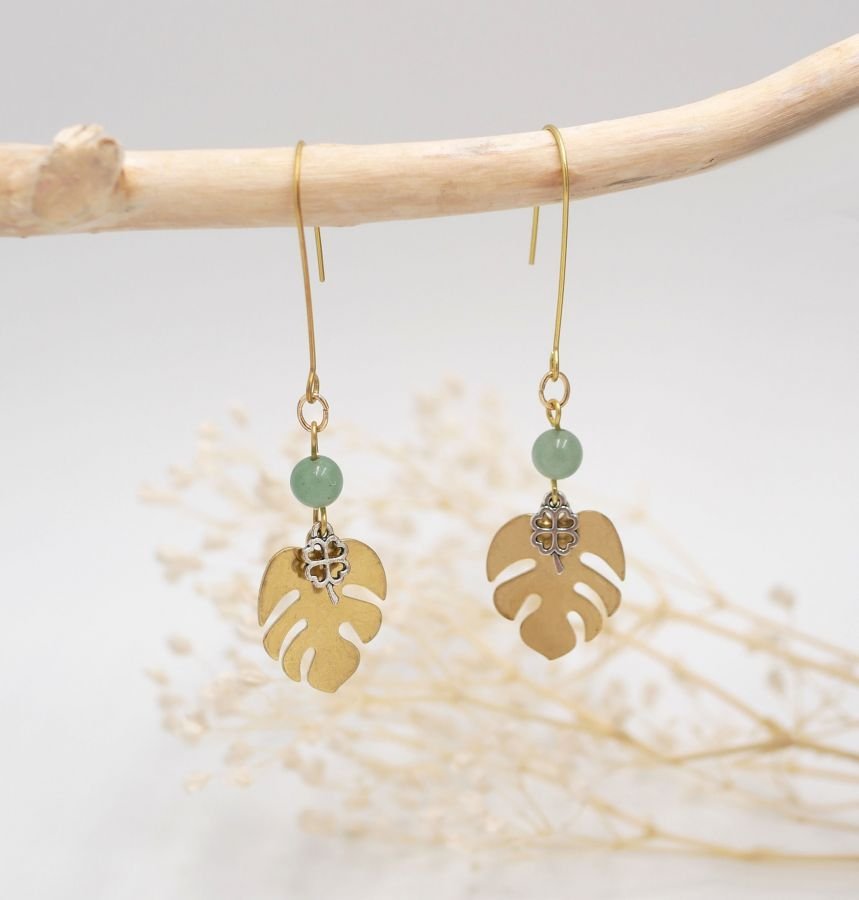 Brincos, latão em bruto, folhas de monstera e trevo