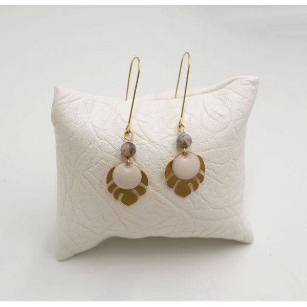 Brincos, folhas de monstera de lat&atilde;o em bruto e lantejoulas brancas