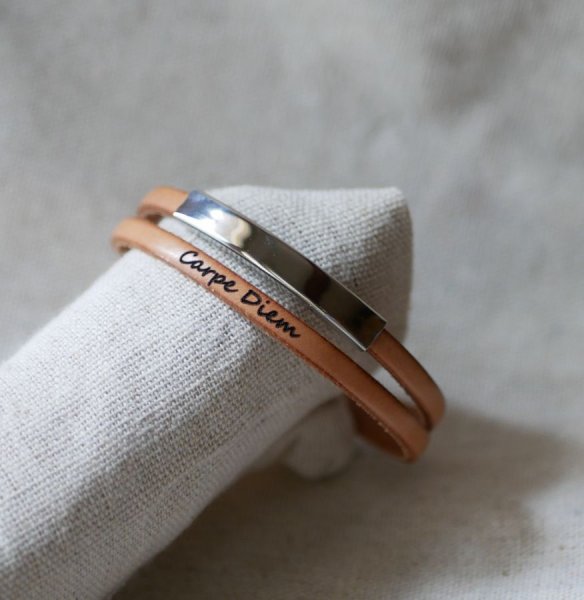 Bracelete em barra met&aacute;lica em couro, dupla volta 