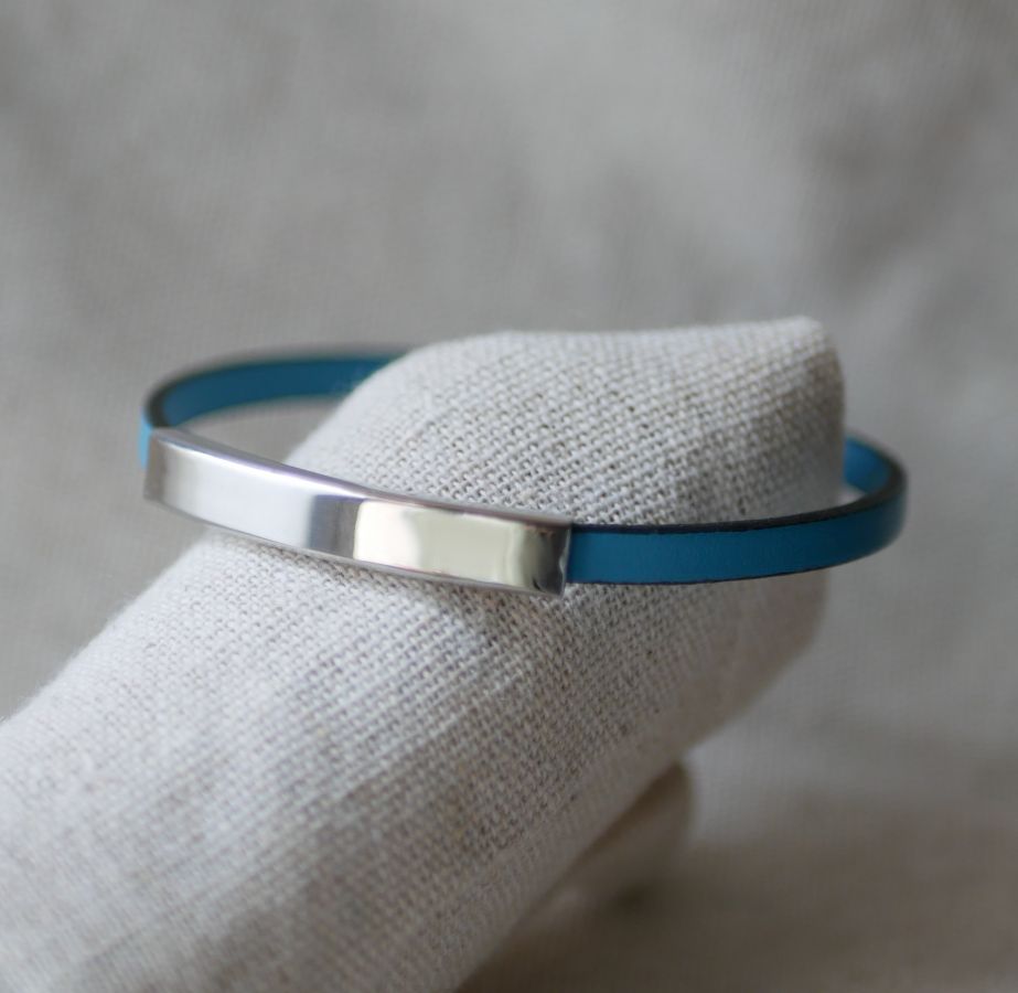 Bracelete em barra metálica em couro, de uma só volta 
