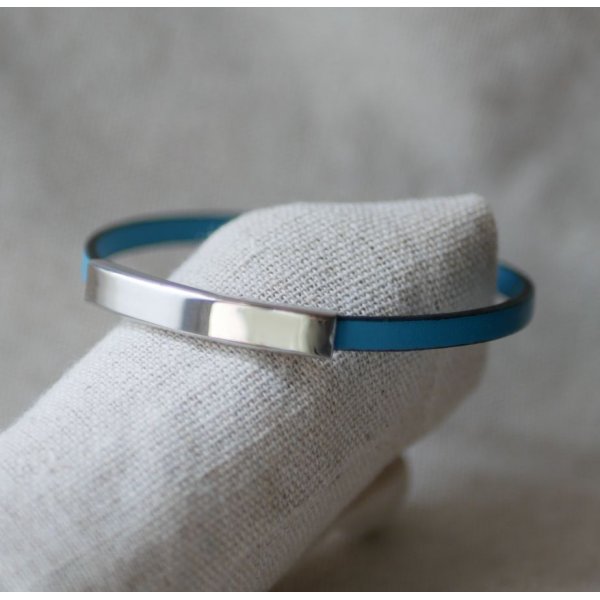 Bracelete em barra met&aacute;lica em couro, de uma s&oacute; volta 