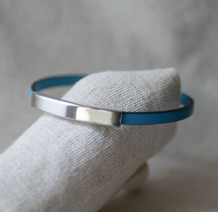 Bracelete em barra metálica em couro, de uma só volta 
