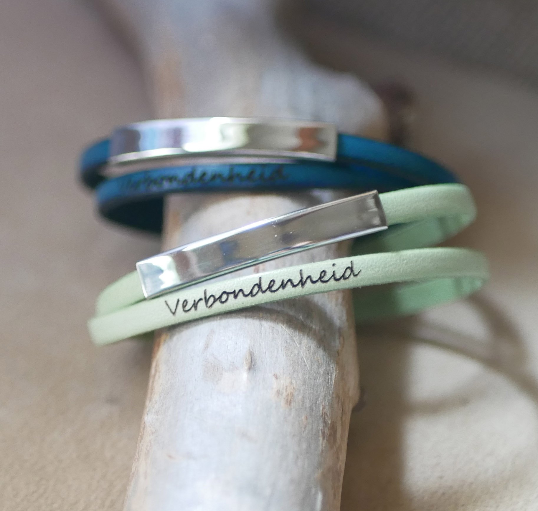 Bracelete em barra met&aacute;lica em couro, dupla volta 