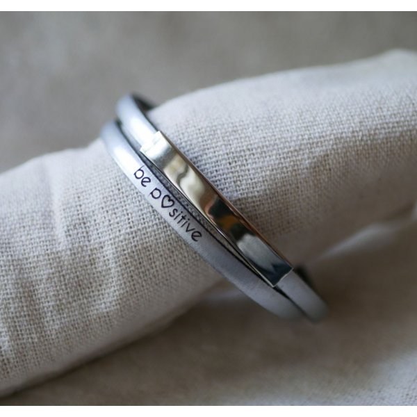 Bracelete em barra met&aacute;lica em couro, dupla volta 