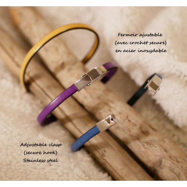 Bracelete em barra met&aacute;lica em couro, de uma s&oacute; volta 