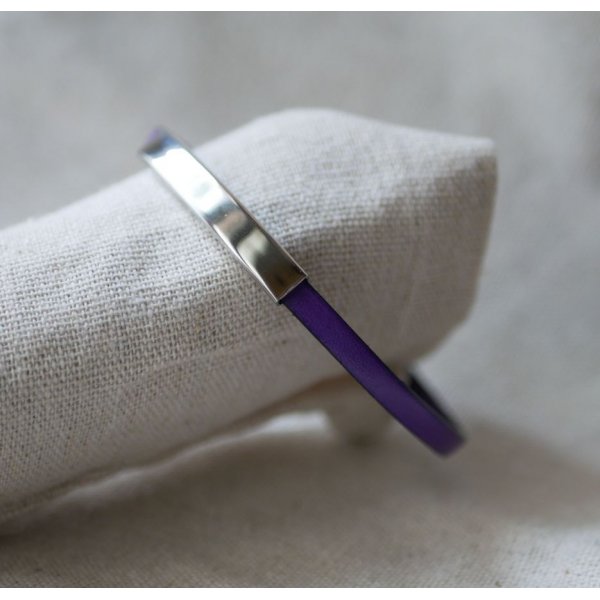 Bracelete em barra met&aacute;lica em couro, de uma s&oacute; volta 