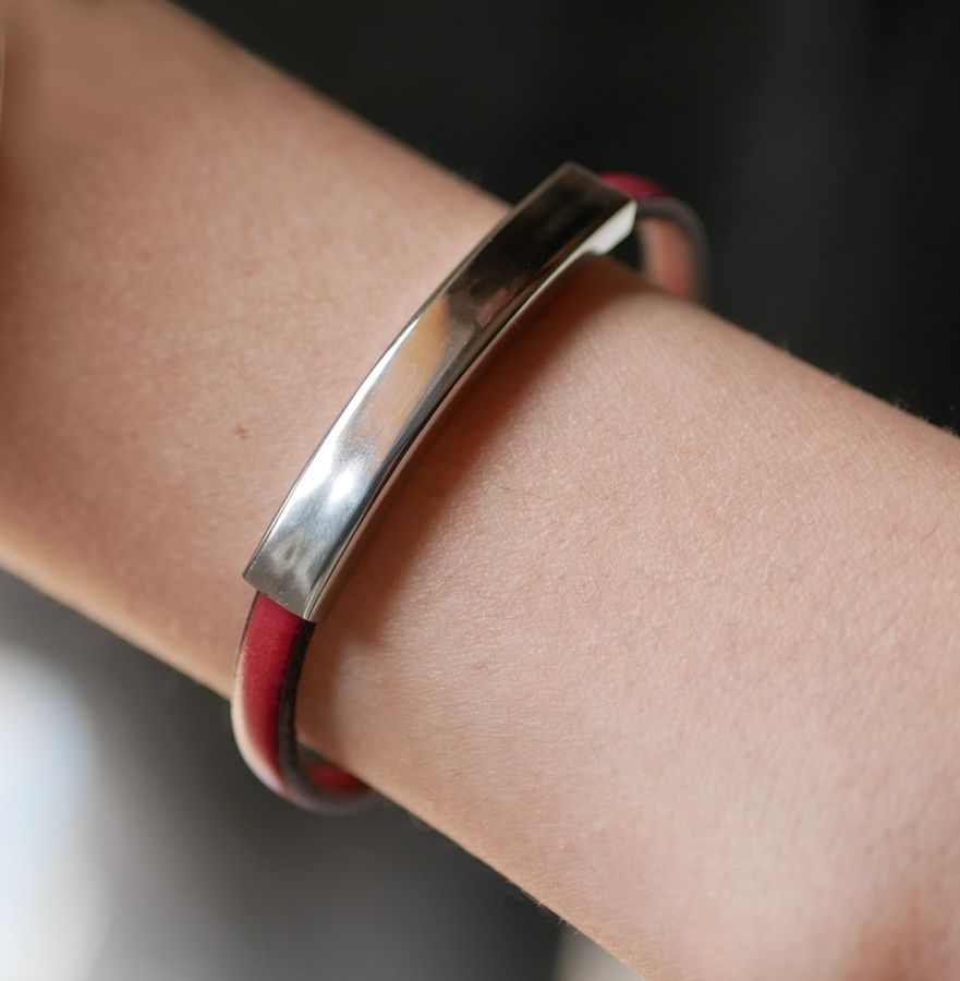 Bracelete em barra metálica em couro, de uma só volta 