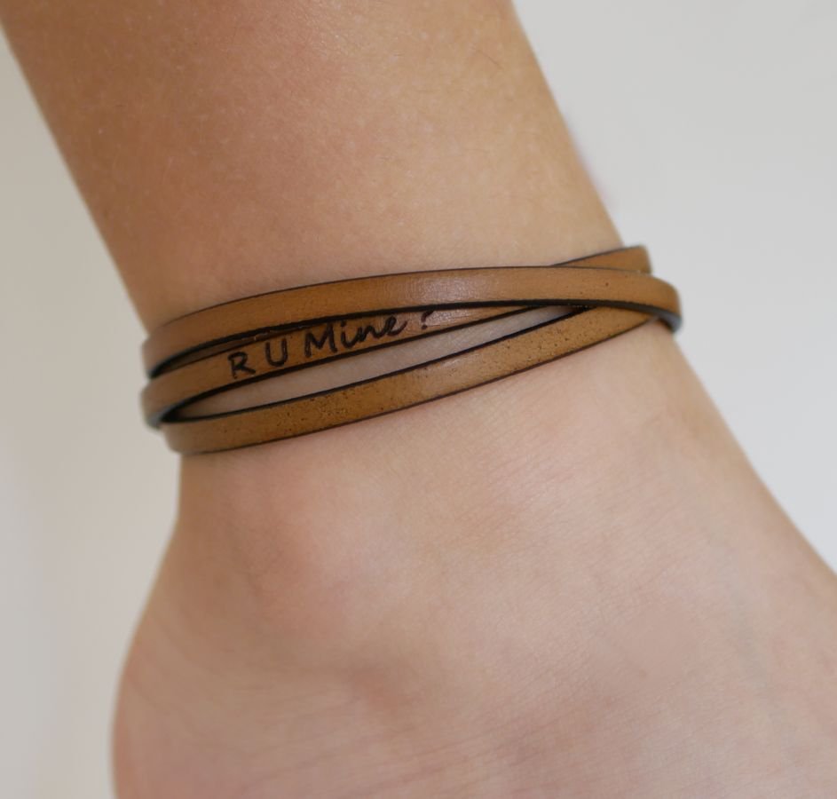 Pulseira de tornozelo de couro fino personalizável 3 voltas