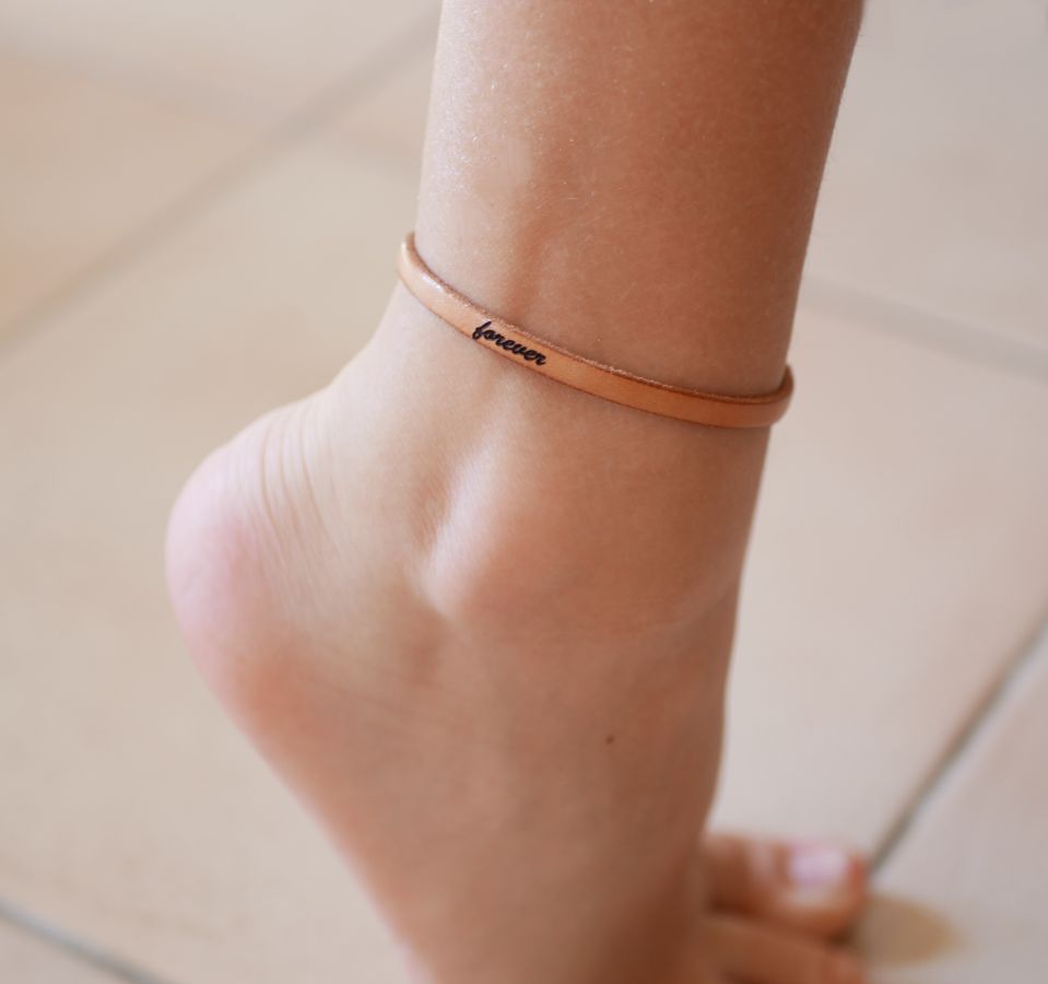Tornozeleira em pele fina para ser personalizada por gravação