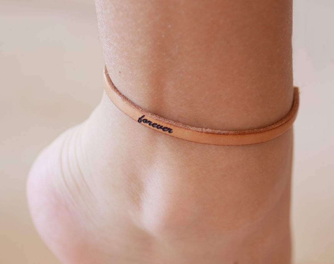 Tornozeleira em pele fina para ser personalizada por gravação