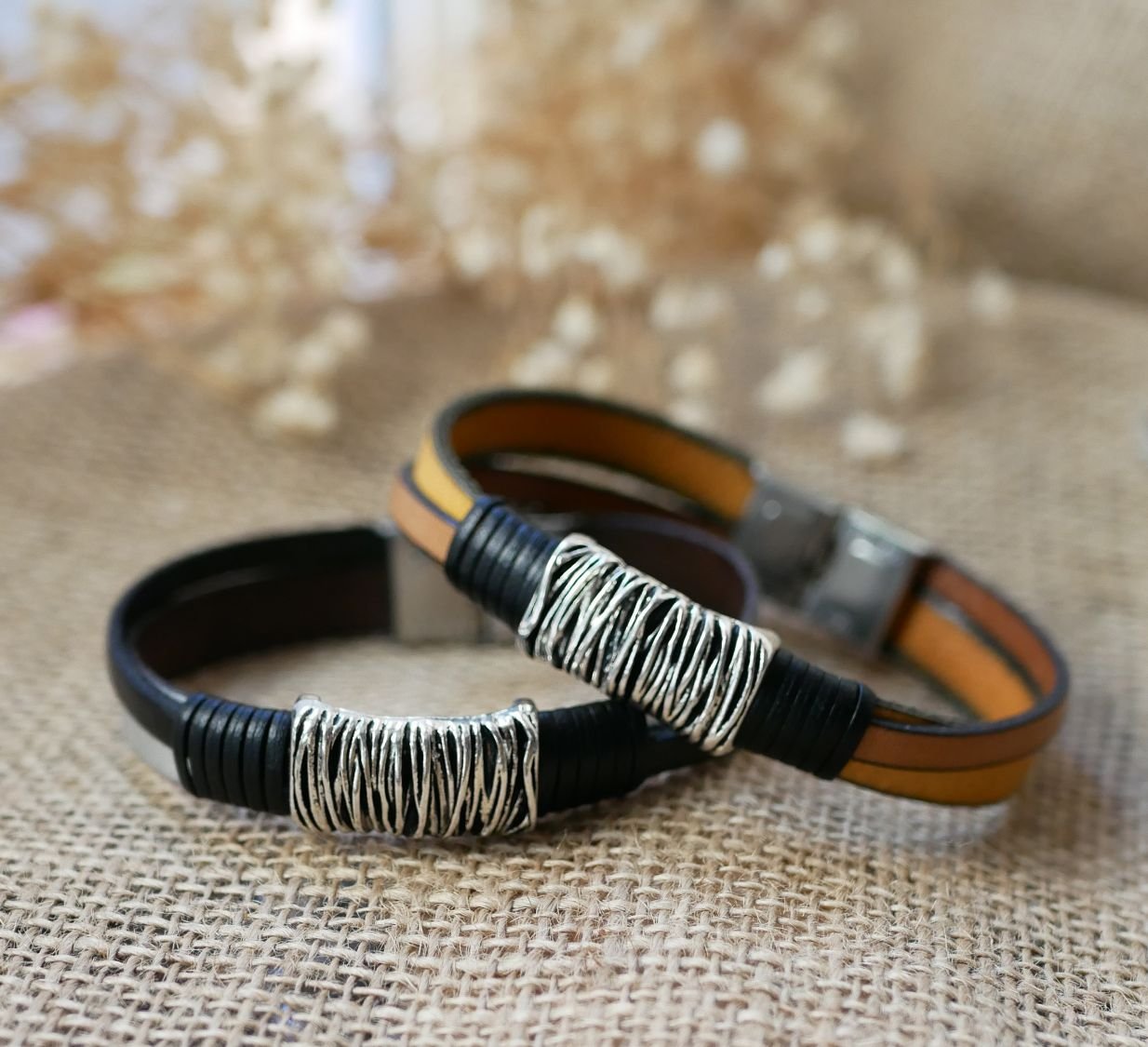 Pulseira bicolor em pele e metal para personalizar