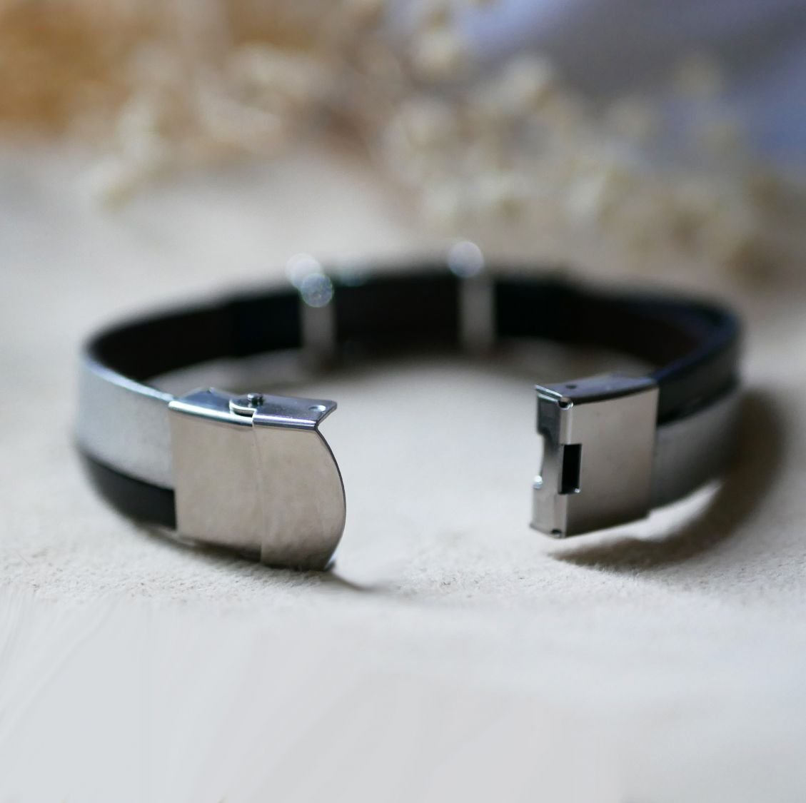 Pulseira bicolor em pele e metal para personalizar