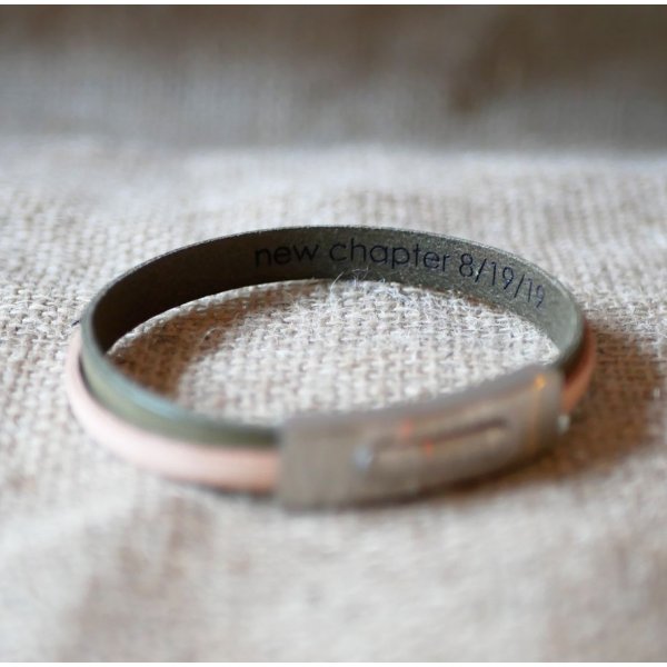 Correia de couro de dois tons, personaliz&aacute;vel por cor e gravura 