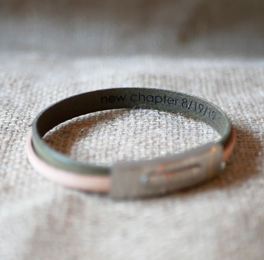 Correia de couro de dois tons, personalizável por cor e gravura 