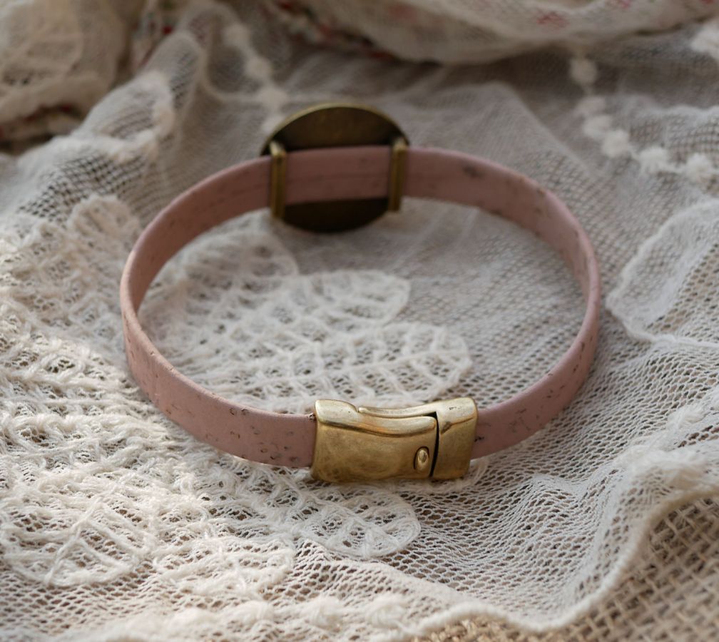 Pulseira de couro com cabochon de madeira gravada em bronze