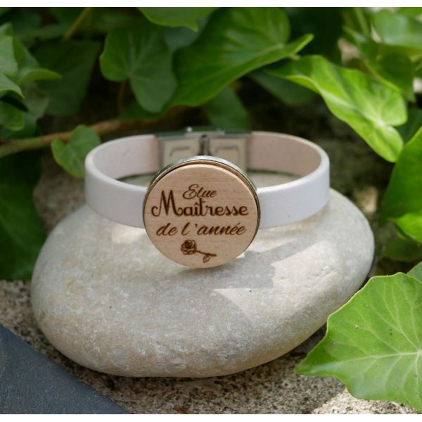 Pulseira de couro com cabochon de madeira gravada em prata