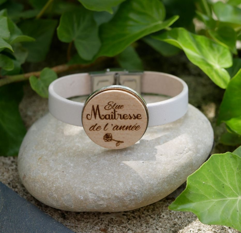 Pulseira de couro com cabochon de madeira gravada em prata