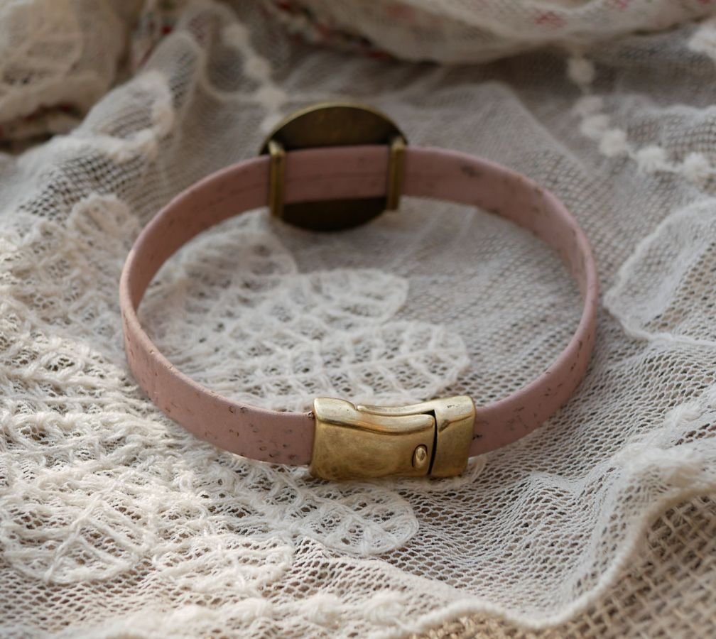 Pulseira de couro com cabochon de madeira gravada em bronze