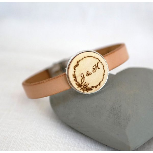 Pulseira de couro com cabochon de madeira gravada em prata