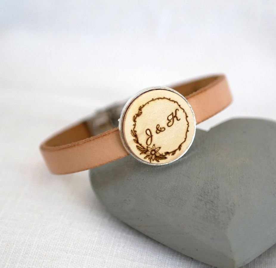 Pulseira de couro com cabochon de madeira gravada em prata