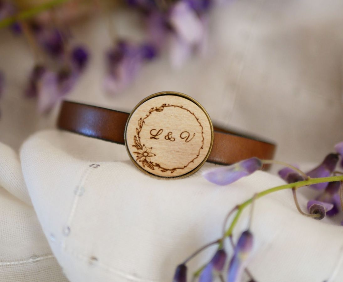 Pulseira de couro com cabochon de madeira gravada em bronze