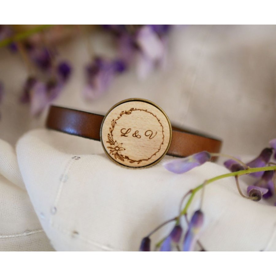 Pulseira de couro com cabochon de madeira gravada em bronze