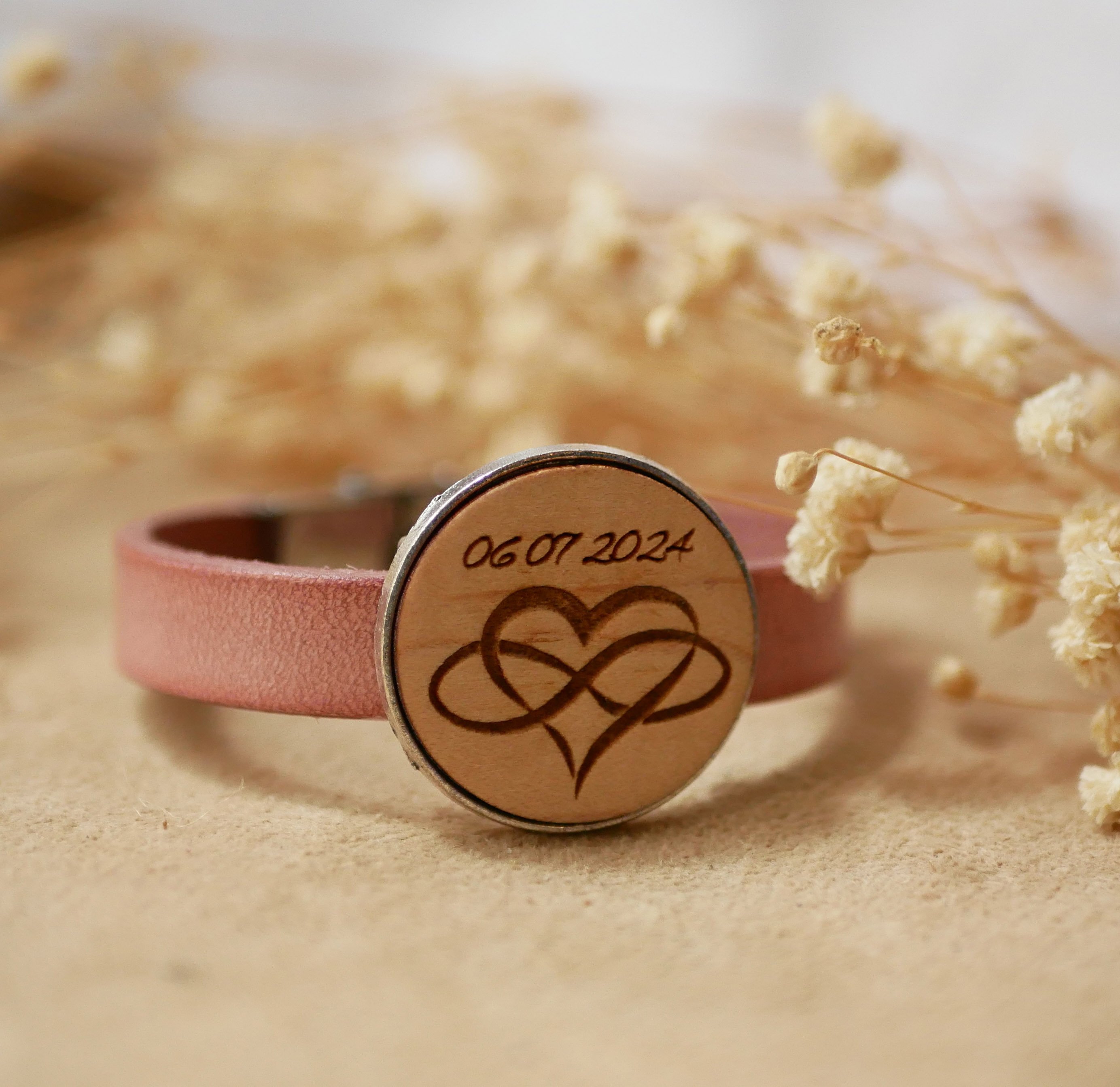 Pulseira de couro com cabochon de madeira gravada em prata