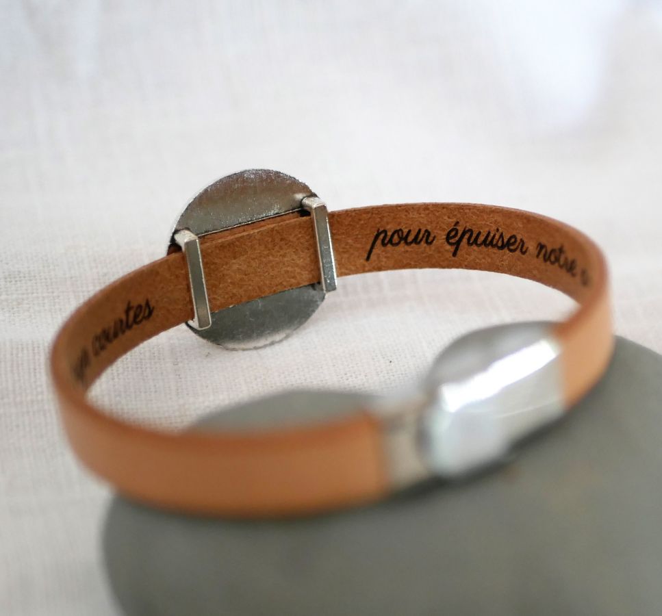 Pulseira de couro com cabochon de madeira gravada em prata