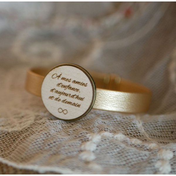 Pulseira de couro com cabochon de madeira gravada em bronze