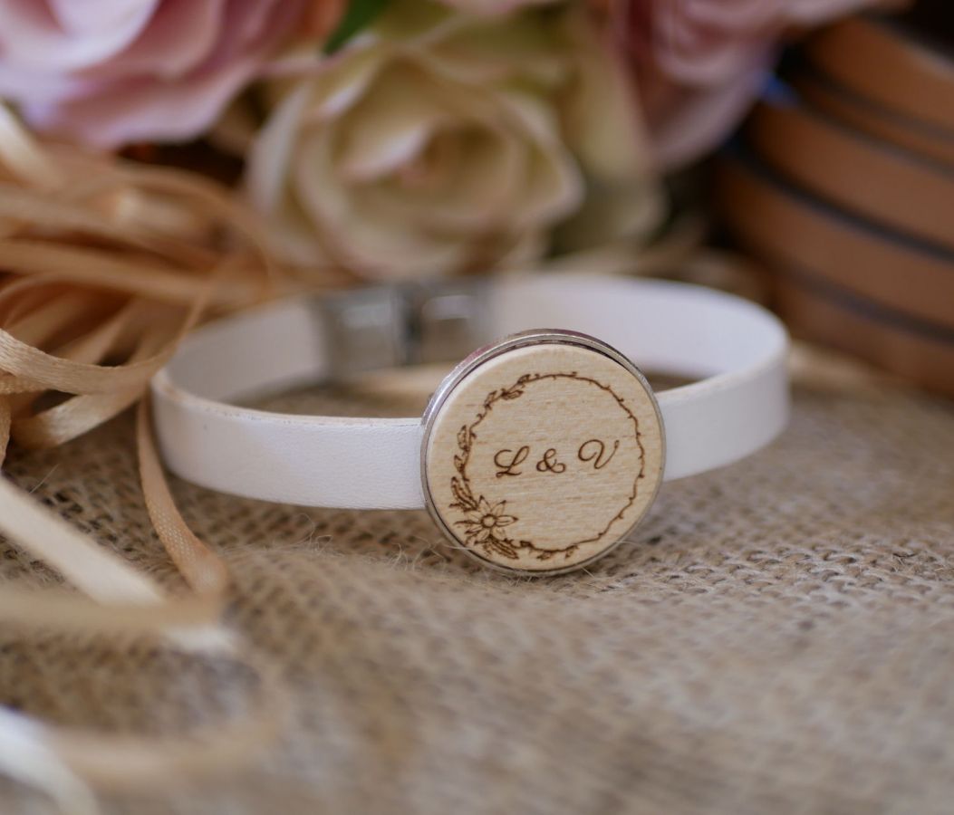 Pulseira de couro com cabochon de madeira gravada em prata