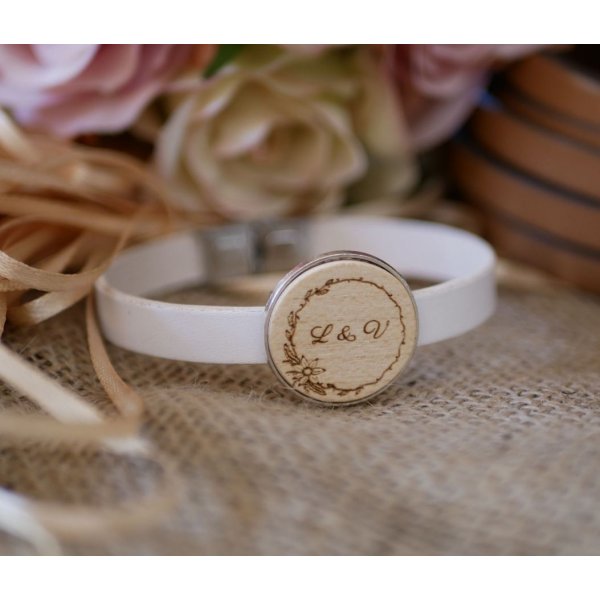 Pulseira de couro com cabochon de madeira gravada em prata