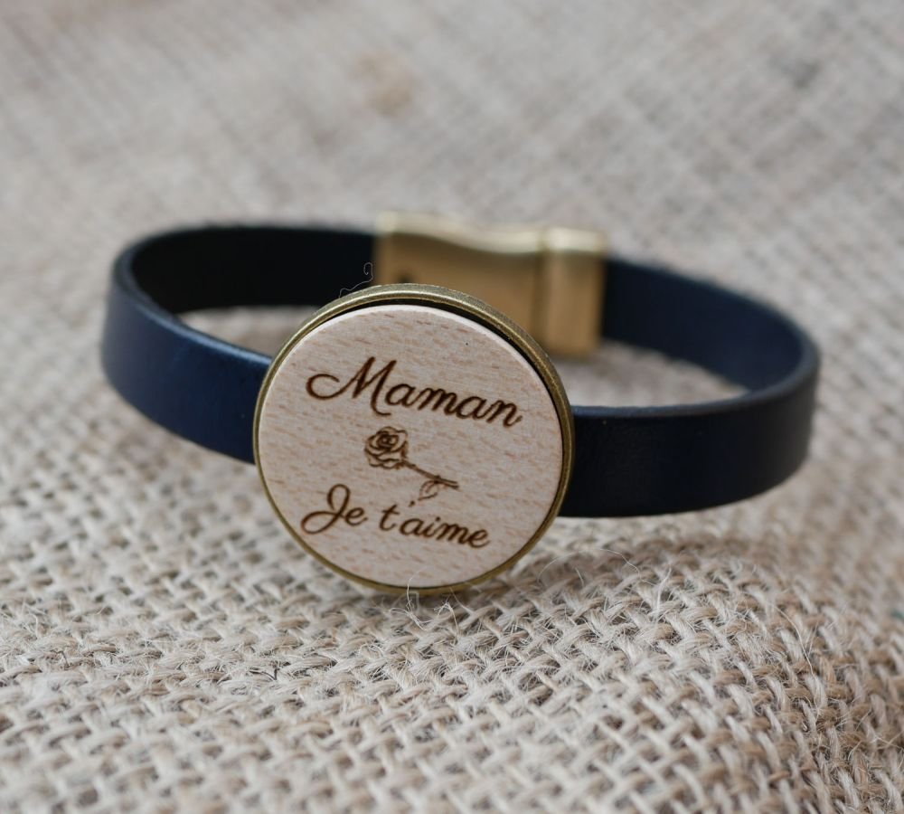 Pulseira de couro com cabochon de madeira gravada em bronze